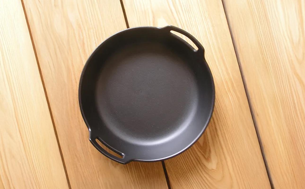 【萬古焼（ばんこやき）】スタイリッシュな浅型円形デザインの西洋土鍋 4th-market  ロティ グリルキャセロール 白1個【鍋、土 鍋、煮物、スープ、万能、肉料理、魚料理、焼野菜、おしゃれ、かわいい、結婚祝、出産祝、セット、贈答、普段使い、手作り、冬、煮込み、一人用、家庭用、一人暮らし、家族、ファミリー、新生活、スープ、三重県 四日市市 ふるさと納税】