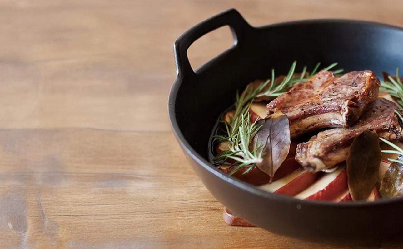 【萬古焼（ばんこやき）】スタイリッシュな浅型円形デザインの西洋土鍋 4th-market  ロティ グリルキャセロール 白1個【鍋、土 鍋、煮物、スープ、万能、肉料理、魚料理、焼野菜、おしゃれ、かわいい、結婚祝、出産祝、セット、贈答、普段使い、手作り、冬、煮込み、一人用、家庭用、一人暮らし、家族、ファミリー、新生活、スープ、三重県 四日市市 ふるさと納税】