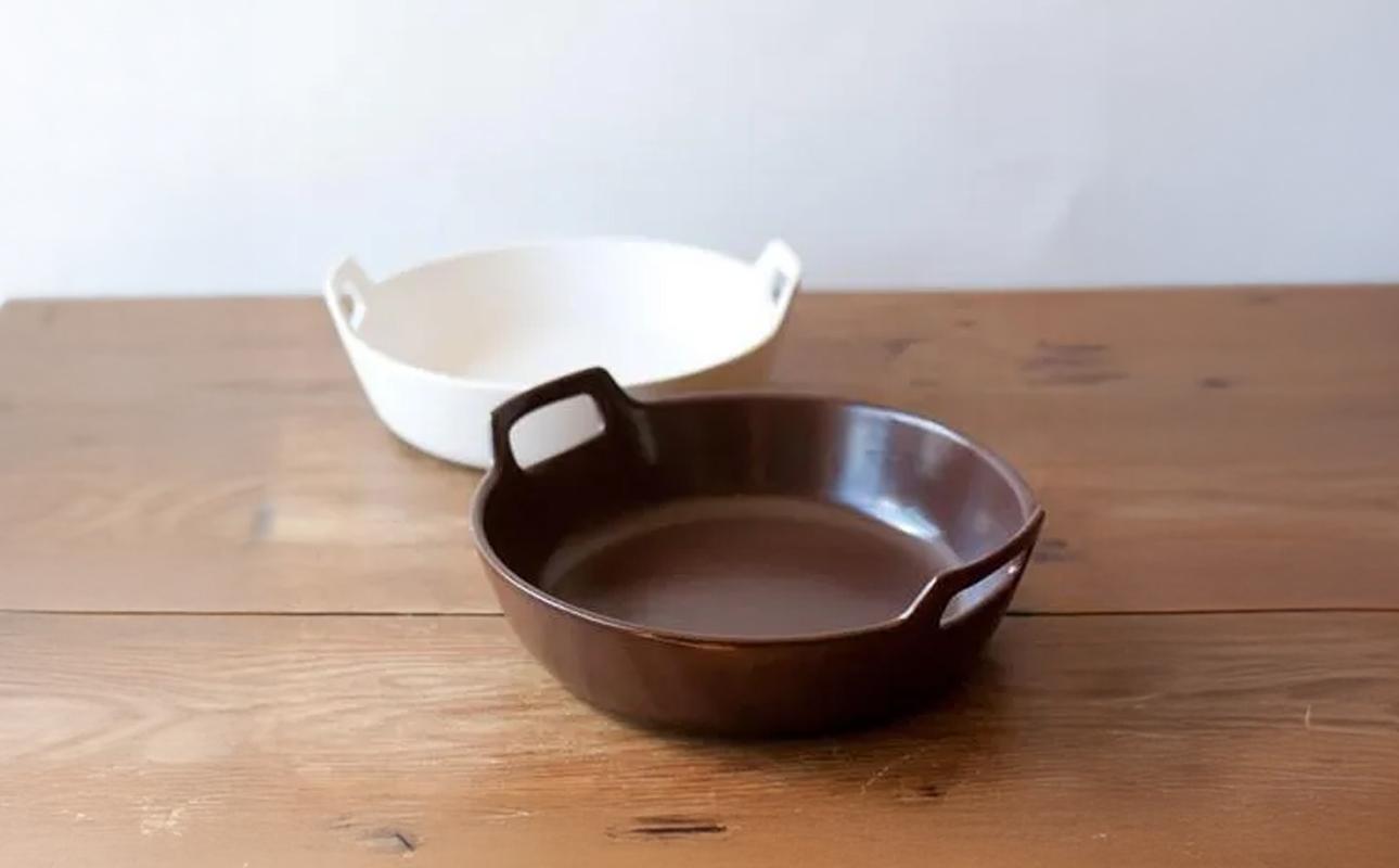 【萬古焼（ばんこやき）】スタイリッシュな浅型円形デザインの西洋土鍋 4th-market  ロティ グリルキャセロール 白1個【鍋、土 鍋、煮物、スープ、万能、肉料理、魚料理、焼野菜、おしゃれ、かわいい、結婚祝、出産祝、セット、贈答、普段使い、手作り、冬、煮込み、一人用、家庭用、一人暮らし、家族、ファミリー、新生活、スープ、三重県 四日市市 ふるさと納税】