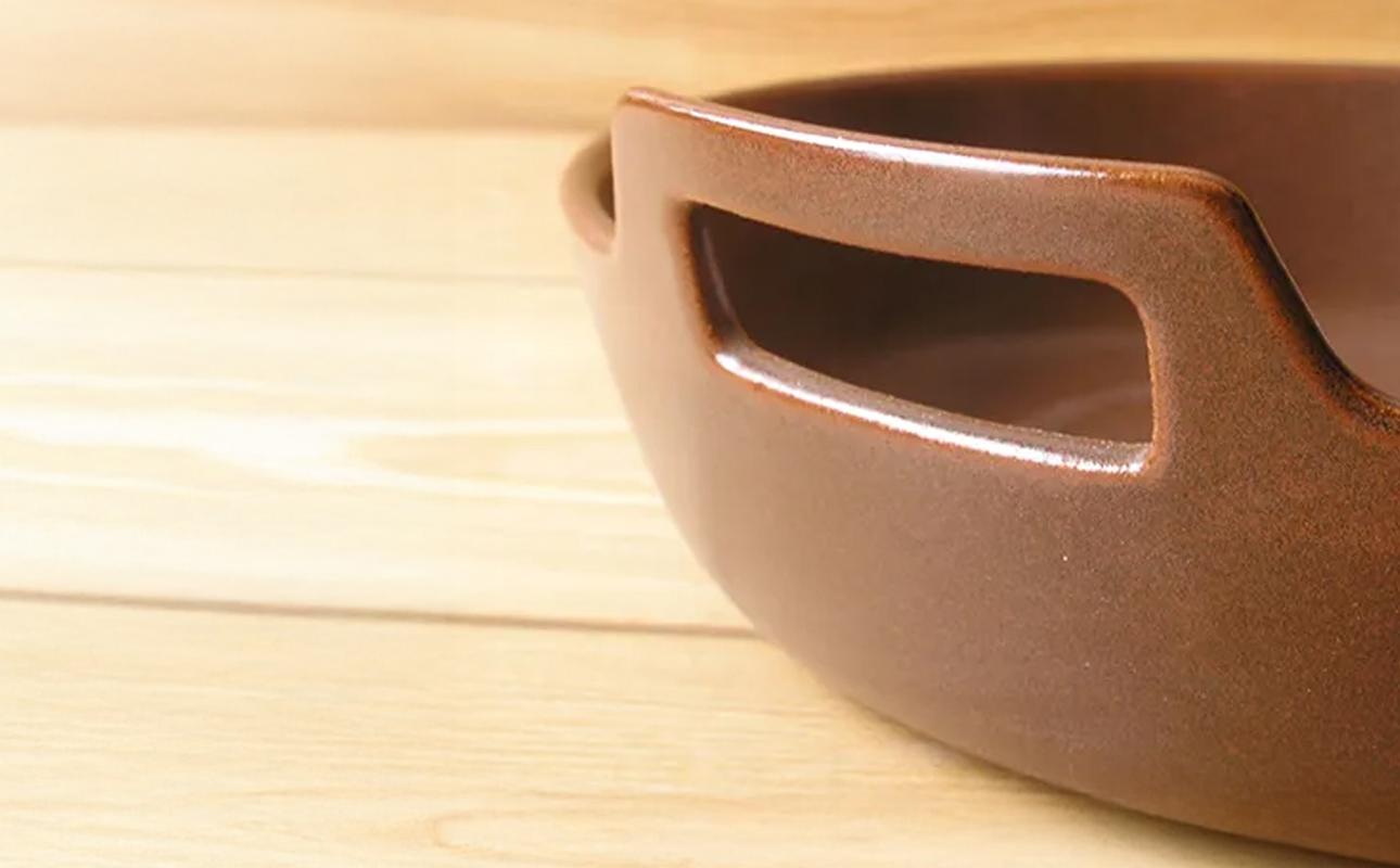 【萬古焼（ばんこやき）】スタイリッシュな浅型円形デザインの西洋土鍋 4th-market  ロティ グリルキャセロール 白1個【鍋、土 鍋、煮物、スープ、万能、肉料理、魚料理、焼野菜、おしゃれ、かわいい、結婚祝、出産祝、セット、贈答、普段使い、手作り、冬、煮込み、一人用、家庭用、一人暮らし、家族、ファミリー、新生活、スープ、三重県 四日市市 ふるさと納税】