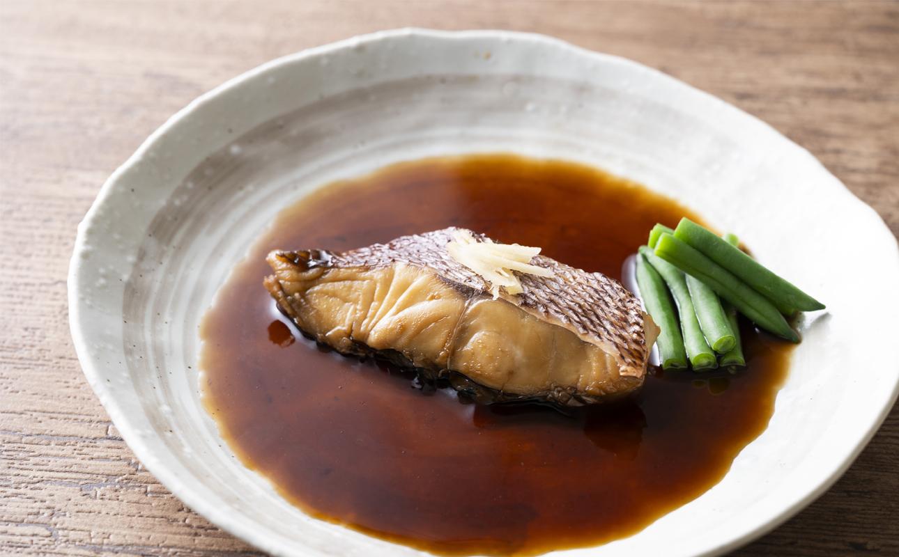 伊勢藏 こいくち醤油 8本セット（本醸造こいくち1L×8本）プラスティックやステンレスの桶とは異なる、「百年木桶」ならではの味わいを。 創業100年以上続く、希少な木桶仕込みの定番醤油セット│天然醸造 手作り 老舗 国産 調味料 おすすめ 人気 プレミアム 高評価 濃厚 刺身 詰め合わせ ギフト 家庭用 寿司 煮物 冷奴 焼魚 料理 炒め物 三重県 四日市 ふるさと納税