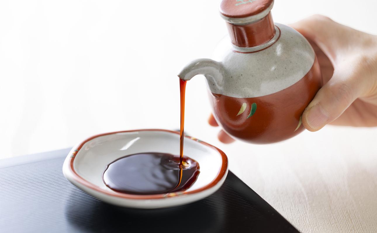伊勢藏 こいくち醤油 8本セット（本醸造こいくち1L×8本）プラスティックやステンレスの桶とは異なる、「百年木桶」ならではの味わいを。 創業100年以上続く、希少な木桶仕込みの定番醤油セット│天然醸造 手作り 老舗 国産 調味料 おすすめ 人気 プレミアム 高評価 濃厚 刺身 詰め合わせ ギフト 家庭用 寿司 煮物 冷奴 焼魚 料理 炒め物 三重県 四日市 ふるさと納税
