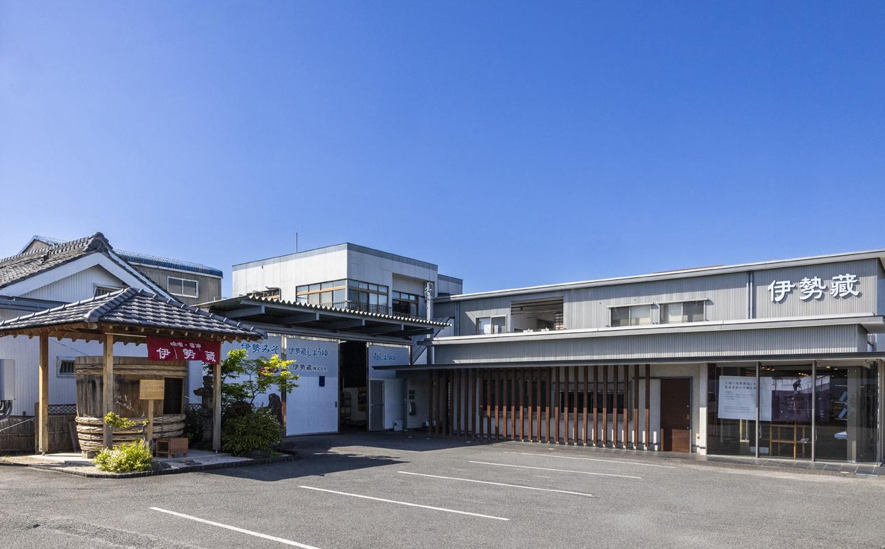 伊勢藏 こいくち醤油 8本セット（本醸造こいくち1L×8本）プラスティックやステンレスの桶とは異なる、「百年木桶」ならではの味わいを。 創業100年以上続く、希少な木桶仕込みの定番醤油セット│天然醸造 手作り 老舗 国産 調味料 おすすめ 人気 プレミアム 高評価 濃厚 刺身 詰め合わせ ギフト 家庭用 寿司 煮物 冷奴 焼魚 料理 炒め物 三重県 四日市 ふるさと納税