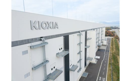 【グッドデザイン賞受賞】キオクシア (KIOXIA) 外付けSSD EXCERIA PLUS G2 ポータブル1TB 【パスワード保護 持ち運び コンパクト 高速転送 耐久性 保存 軽量 バックアップ 拡張 ストレージ ドライブ データ移行 サイズ PS5 四日市市 四日市 】