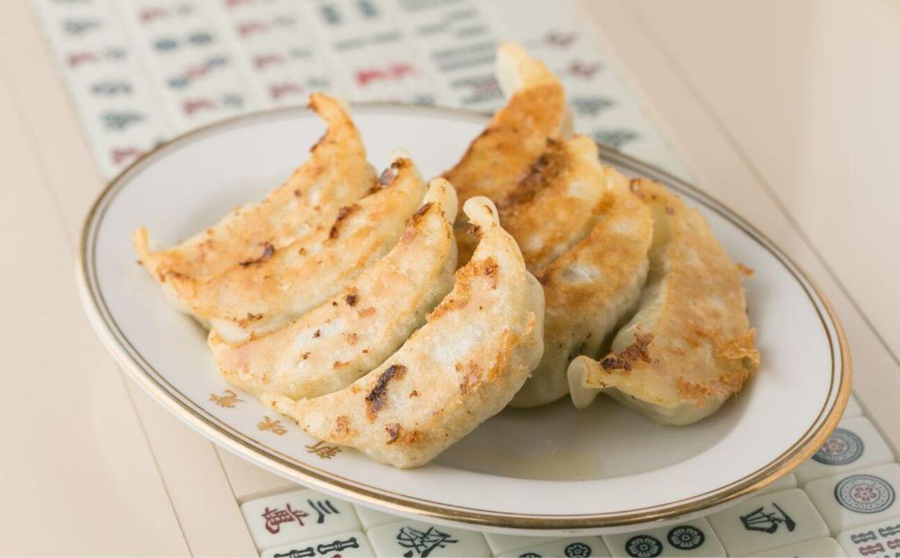 ＜定期便＞ミシュラン掲載の餃子専門店「新味覚」の餃子。上質な小麦でつくる皮の絶妙の薄さ、食材の産地と鮮度にこだわった餡。その人気には理由がある。 特製冷凍生餃子 3箱セット【２回発送】