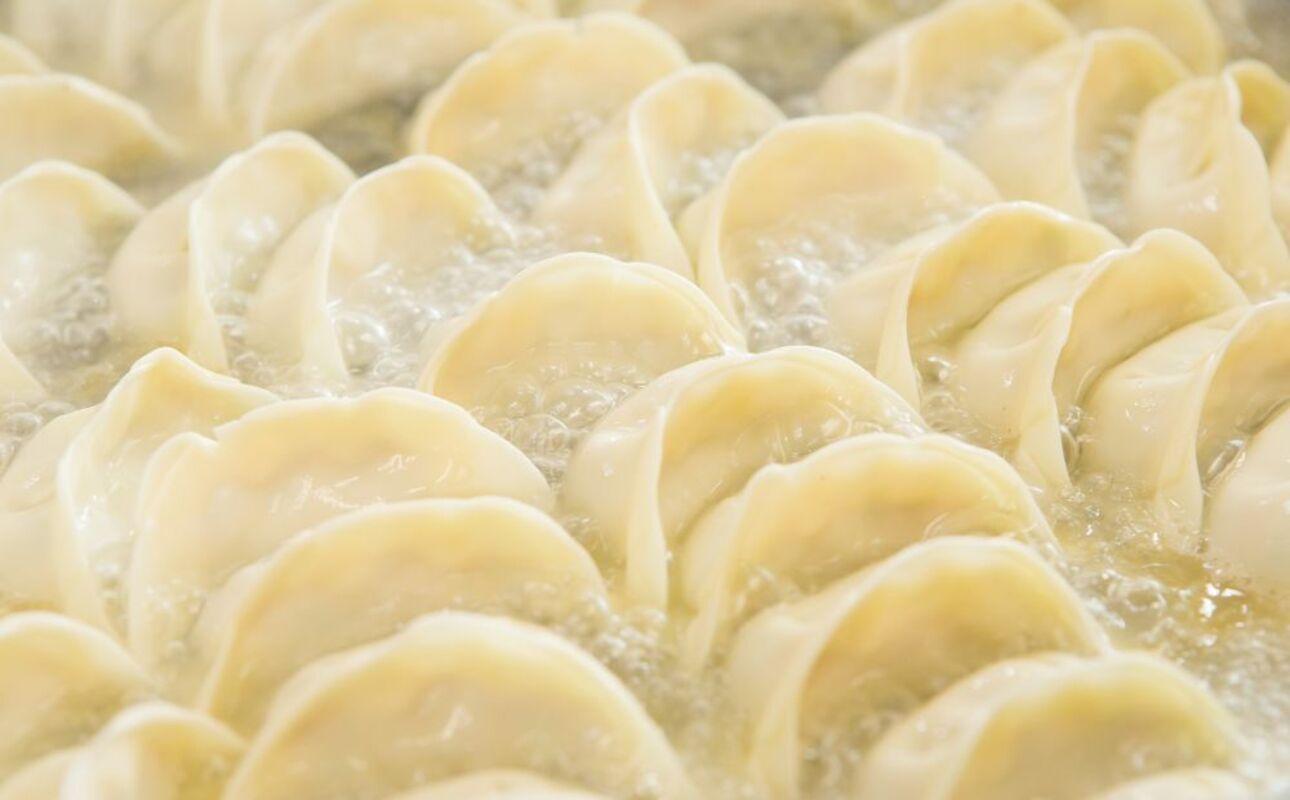 ＜定期便＞ミシュラン掲載の餃子専門店「新味覚」の餃子。上質な小麦でつくる皮の絶妙の薄さ、食材の産地と鮮度にこだわった餡。その人気には理由がある。 特製冷凍生餃子 3箱セット【２回発送】