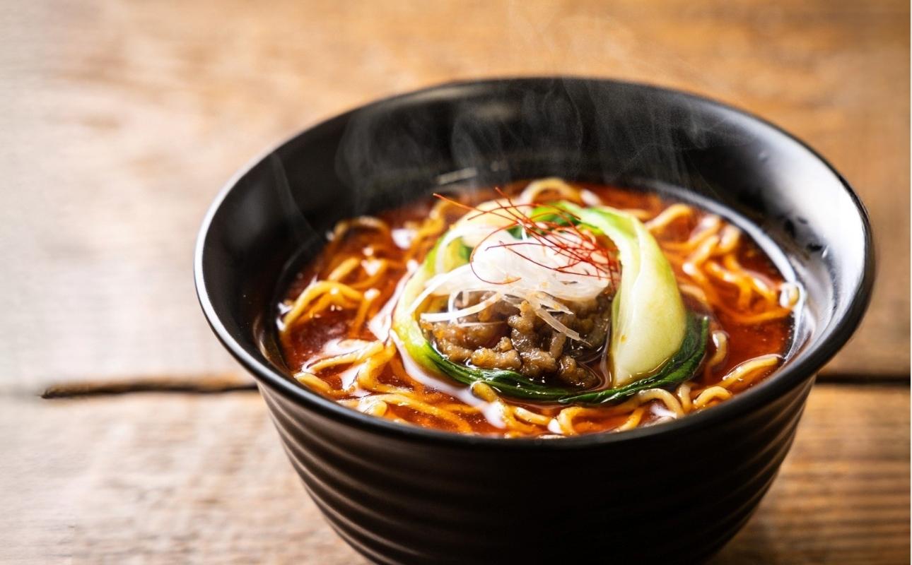 人気の秘密は、こだわりのラー油と胡麻でつくるスープ。本格四川料理店で修業した店主がつくる王道担々麺。華実苑の担々麺。