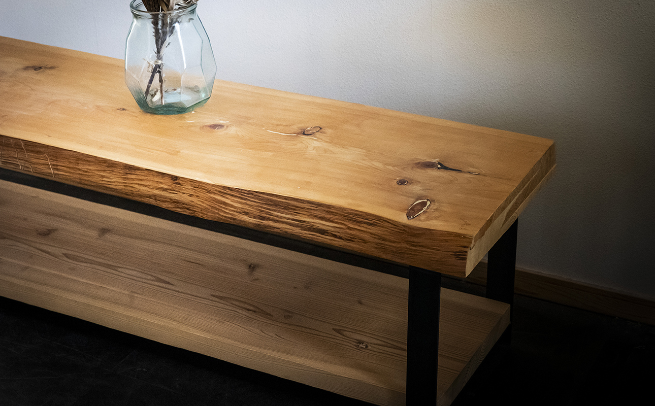 徳川御三家紀州藩の伝統を受け継ぐ三重県 尾鷲（オワセ）ヒノキ使用 BROOK 一枚板オーディオボード 長さ1,500×奥行350×高さ約400㎜　【家具 インテリア オーディオボード テレビ台 リビング 木製 伊勢 おすすめ ブランド メーカー オーダーメイド 手作り おしゃれ 木 ダイニング 家族 一人暮らし 脚 新生活 引越し 椅子 イス ブルック 三重県 四日市市 ふるさと納税】