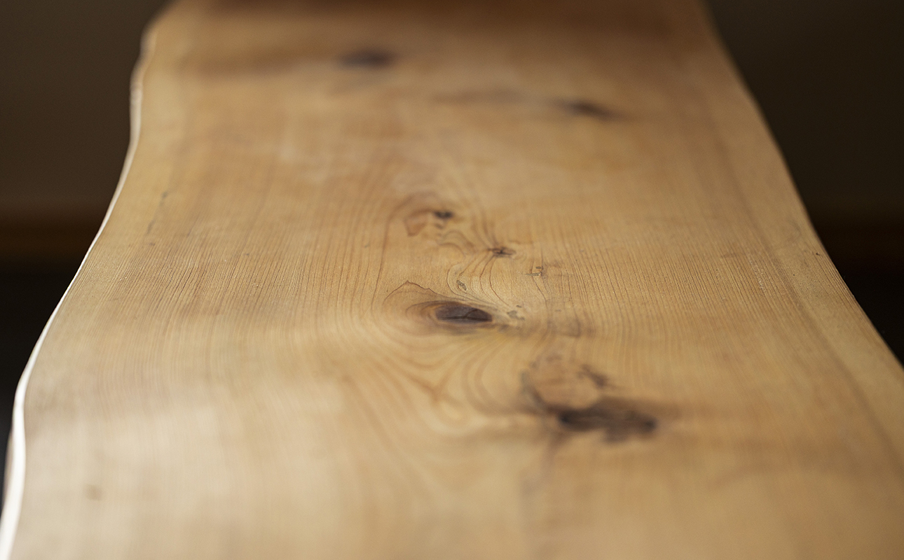 徳川御三家紀州藩の伝統を受け継ぐ三重県 尾鷲（オワセ）ヒノキ使用 BROOK 一枚板オーディオボード 長さ1,200×奥行350×高さ約400㎜　【家具 インテリア オーディオボード テレビ台 リビング 木製 伊勢 おすすめ ブランド メーカー オーダーメイド 手作り おしゃれ 木 ダイニング 家族 一人暮らし 脚 新生活 引越し 椅子 イス ブルック 三重県 四日市市 ふるさと納税】