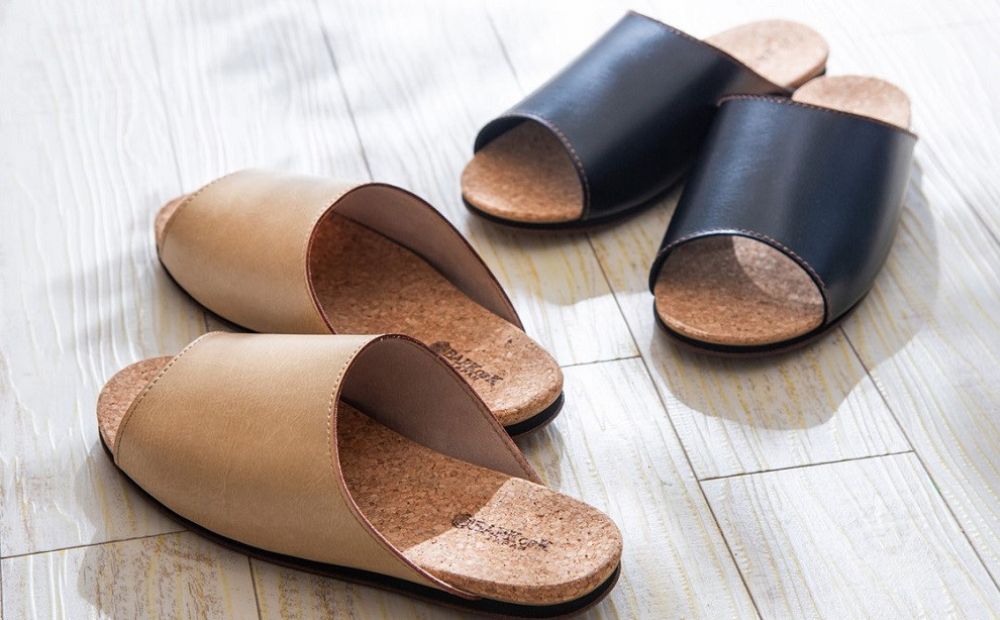 【4足セット】Made in Japanの高品質　ルームシューズの理想形。天然素材、静音性、高反発クッションで足にやさしい、 コルクでむれにくい、来客時も合成皮革とシンプルカラーのデザインで、さりげないセンスを！ 「バークオブケイ」コルクルームシューズ（3Ｌ・29.5cm・ブラウン）
