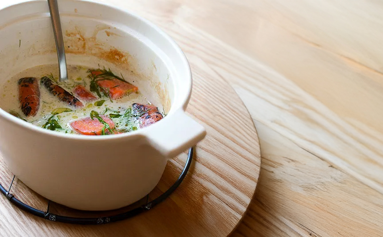 【萬古焼（ばんこやき）】楕円のデザインが斬新な西洋土鍋 4th-market コッタ オーバルキャセロール 白 1個【鍋、土鍋、煮物、スープ、万能、おしゃれ、かわいい、結婚祝、出産祝、セット、贈答、普段使い、手作り、冬、煮込み、一人用、家庭用、一人暮らし、家族、ファミリー、新生活、スープ、三重県 四日市市 ふるさと納税】