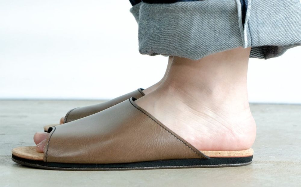 【4足セット】Made in Japanの高品質　ルームシューズの理想形。天然素材、静音性、高反発クッションで足にやさしい、 コルクでむれにくい、来客時も合成皮革とシンプルカラーのデザインで、さりげないセンスを！ 「バークオブケイ」コルクルームシューズ（3Ｌ・29.5cm・カーキ）