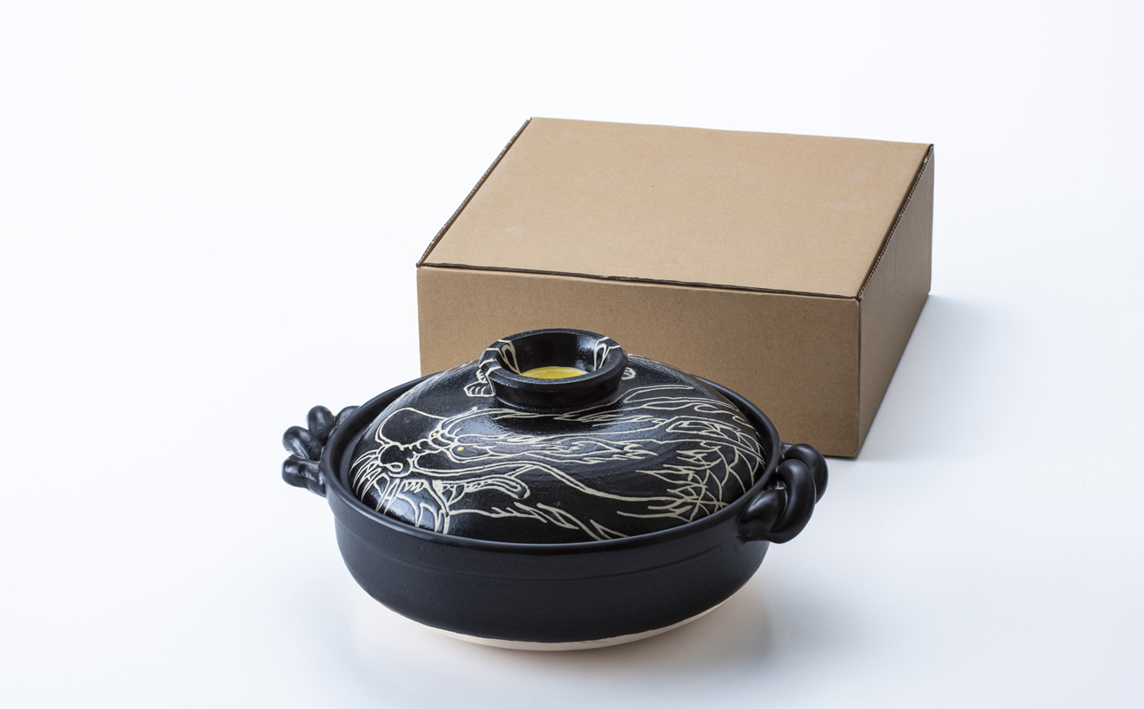 【萬古焼(ばんこやき)】暮らしの美術品 絵付けアーティストの個性が光るHandmade土鍋。絵付けART工房・平尾製陶 9寸 破墨彩土鍋 「昇り竜」【手描き 土鍋 ハンドメイド アート デザイン 鍋  家庭用 4人用 4人前 家族 冬 煮込み 手芸 工芸 三重県 四日市市 ふるさと納税】