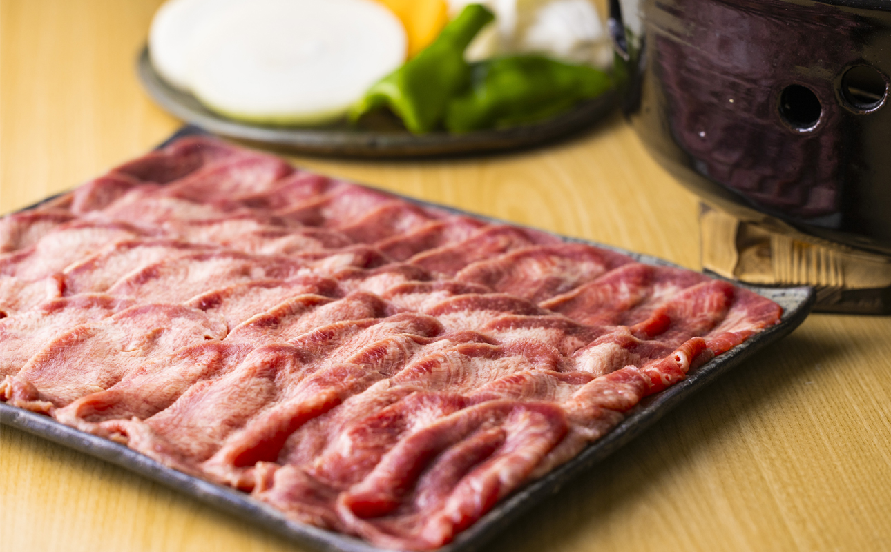 薄切りならではの柔らかくジューシーな食感。試行錯誤でたどりついた、この味付け！牛タンの美味しさの新境地。ごまの風味と香りの薄切り牛タン800g 【牛タン 牛たん タン肉 薄切り 胡麻油 ごま油 ゴマ油 焼肉 焼き肉 切り落とし カット済み お取り寄せ タン先 タン中 タン元 簡単料理 キャンプ 人気 焼き肉牛タン 焼肉牛タン ごま風味 ゴマ風味 胡麻風味 BBQ 三重県 四日市 ふるさと納税】