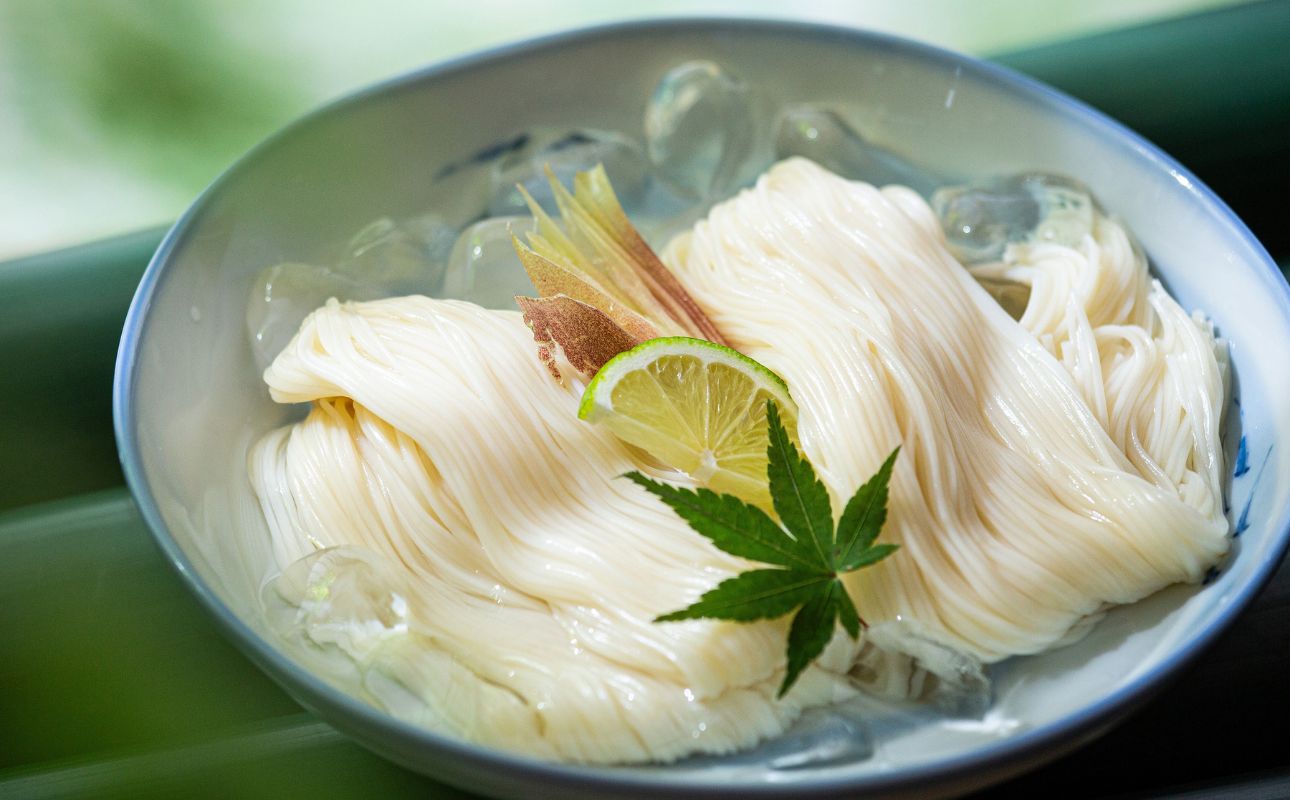 うまみが違う！寒製素麺「三重の糸」大矢知手延素麺 18把入（6把×3袋・9人前）【そうめん 素麺 手延べそうめん 手延そうめん 手延べめん 手延べ麺 そーめん 手延べ素麺 ソーメン 王道 大矢知 伝承の味 高級麺 特産 無添加 手延べ 長期保存 家庭用 乾麺 麺 人気 名産品 お取り寄せ 家庭用 お土産 高級 保存食 非常食 御中元 三重県特産品 贈り物 三重県 四日市市 ふるさと納税】