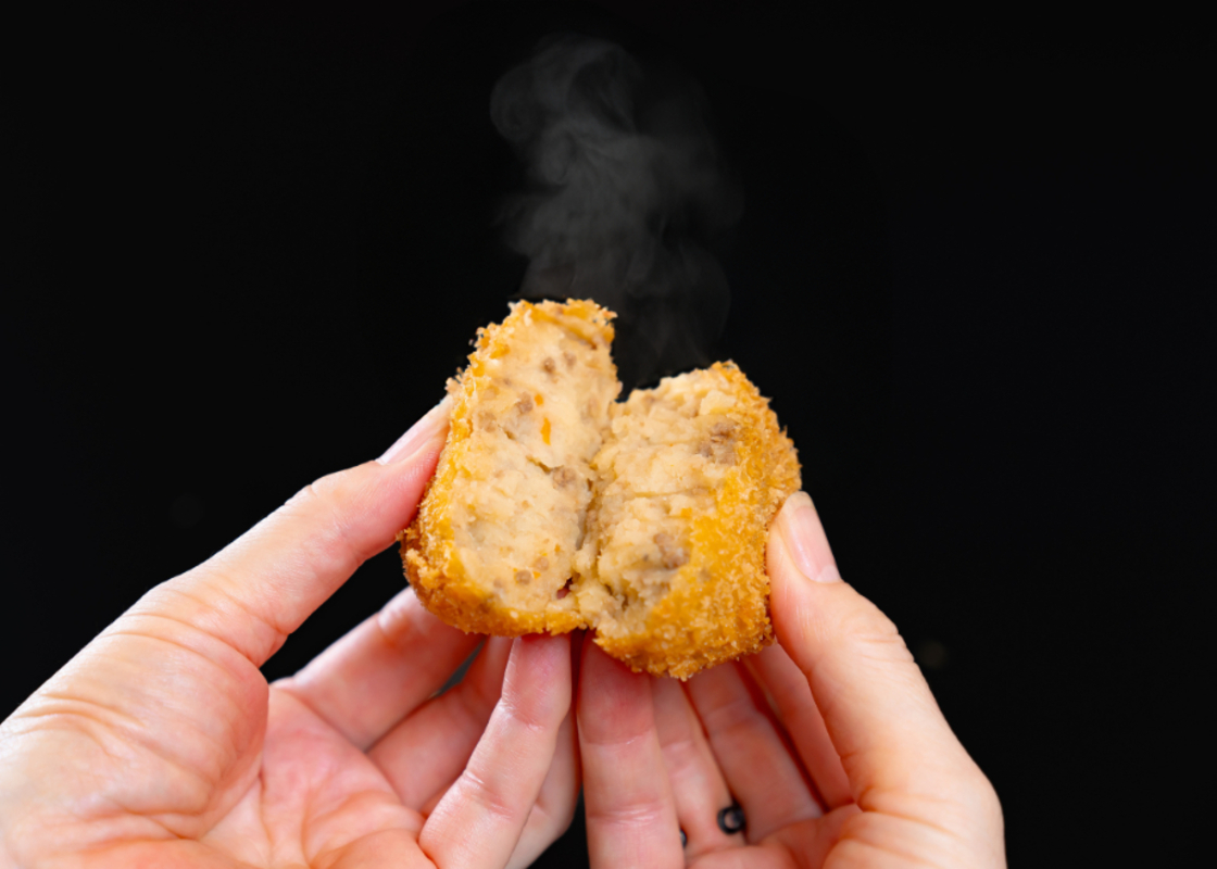 精肉店の直営焼肉【焼肉大剛】人気No.1！肉屋のずっしり手作り【牛肉】コロッケ （10個入り）【肉 牛肉 冷凍便 おすすめ 人気 ランキング 冷凍 手作り 詰め合わせ 大容量 冷凍食品 手作り 揚げるだけ お惣菜 国産 業務用 牛肉 じゃがいも 野菜 名店 お弁当 夕食 おかず 子ども 喜ぶ 簡単調理 ストック 三重県 四日市市 ふるさと納税】