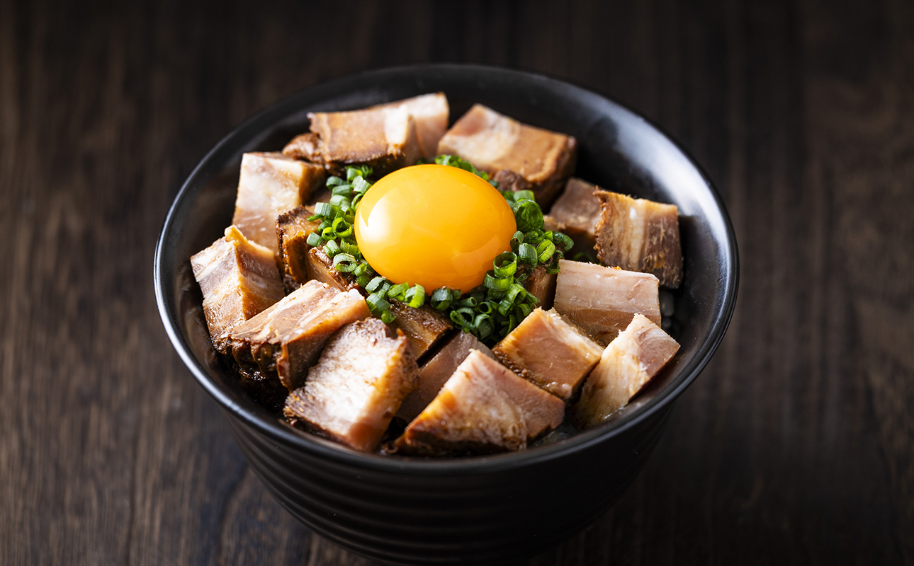 チャーシュー丼にすると絶品のつくだ煮屋のたまりチャーシュー１個と、ごはんに合うつくだ煮屋の手羽先セット１パック 【チャーシュー丼 丼ぶり どんぶり 豚肉 ぶた たまり醤油   醤油 鶏肉 とり肉 こだわり ごはんのお供 おかず おつまみ 晩酌 三重県 四日市市 ふるさと納税】