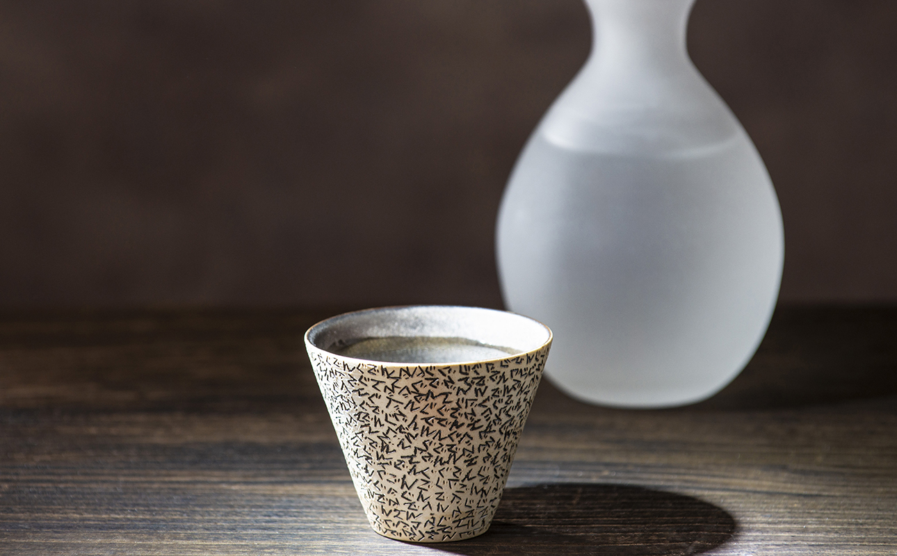 【萬古焼（ばんこやき）】表現技法で萬古焼に新風を吹き込むアーティスト谷口純一 象嵌技法（ぞうがんぎほう） 「ぐでんぐでんぐい呑」　【谷口純一　グイ呑み　1点もの　一珍　三重県 四日市市 四日市】