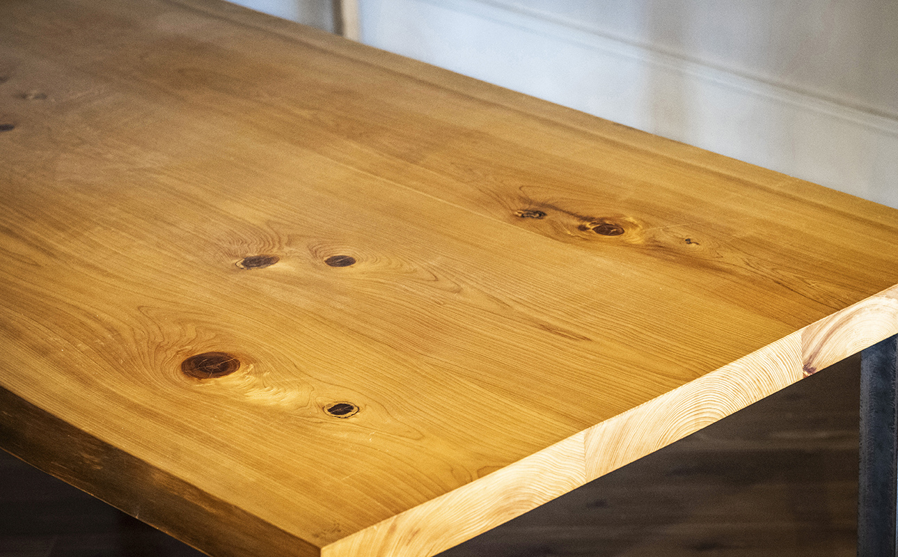 三重県 尾鷲（オワセ）ヒノキ使用、職人技「伊勢逢わせ」一枚板テーブル　幅1,500×奥行750～850×高さ約720㎜　【家具 インテリア 一枚板 おすすめ ブランド メーカー オーダーメイド 手作り おしゃれ 木 テーブル ダイニング 家族 一人暮らし 脚 天板 新生活 引越し 椅子 イス ブルック 三重県 四日市市 ふるさと納税】