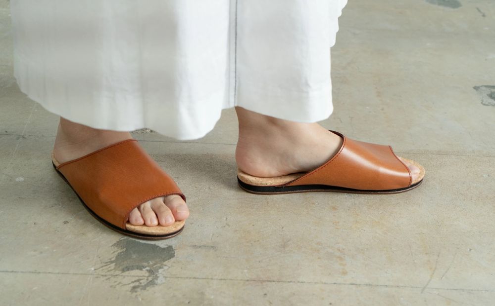 【4足セット】Made in Japanの高品質　ルームシューズの理想形。天然素材、静音性、高反発クッションで足にやさしい、 コルクでむれにくい、来客時も合成皮革とシンプルカラーのデザインで、さりげないセンスを！ 「バークオブケイ」コルクルームシューズ（3Ｌ・29.5cm・ブラック）