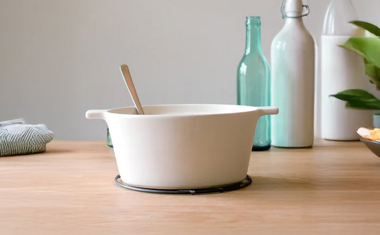 【萬古焼（ばんこやき）】楕円のデザインが斬新な西洋土鍋 4th-market コッタ オーバルキャセロール 黒 1個【鍋、土鍋、煮物、スープ、万能、おしゃれ、かわいい、結婚祝、出産祝、セット、贈答、普段使い、手作り、冬、煮込み、一人用、家庭用、一人暮らし、家族、ファミリー、新生活、スープ、三重県 四日市市 ふるさと納税】