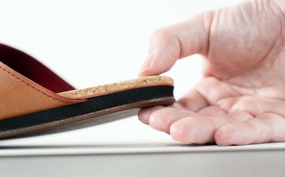 【4足セット】Made in Japanの高品質　ルームシューズの理想形。天然素材、静音性、高反発クッションで足にやさしい、 コルクでむれにくい、来客時も合成皮革とシンプルカラーのデザインで、さりげないセンスを！ 「バークオブケイ」コルクルームシューズ（3Ｌ・29.5cm・ブラウン）