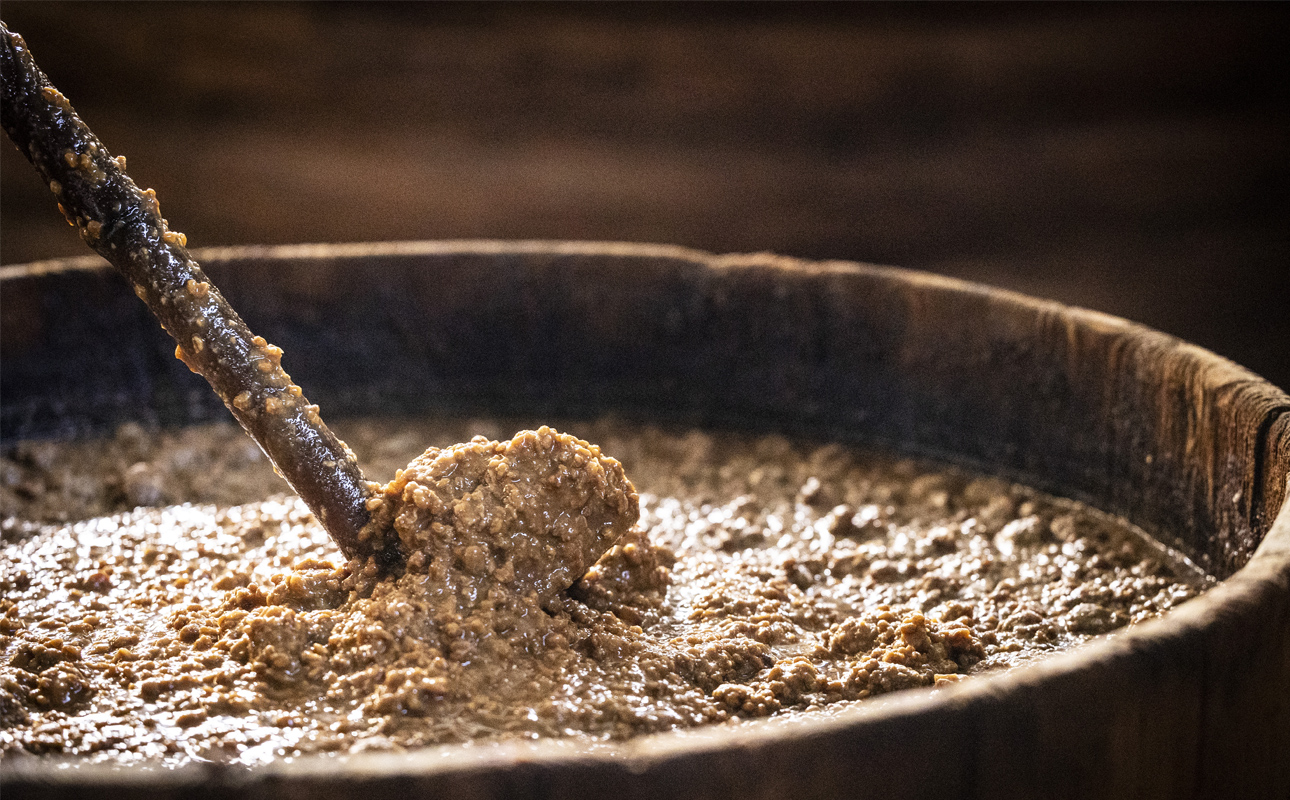 ãã©ã¹ãã£ãã¯ãã¹ãã³ã¬ã¹ã®æ¡¶ãšã¯ç°ãªãããçŸå¹Žæšæ¡¶ããªãã§ã¯ã®å³ãããã嵿¥100幎以äžç¶ããåžå°ãªæšæ¡¶ä»èŸŒã¿ã®äŒå¢è逿²¹3ç¹ã»ããïŒäžžå€§è±é€æ²¹900mlãã°ã«ãã³ããªãŒã ãã逿²¹900mlãçœé€æ²¹900mlïŒ ã倩ç¶éžé ãæ¬éžé ãæäœããèèãããããã人æ°ããã¬ãã¢ã ãé«è©äŸ¡ãæ¿åãåºèº«ãè©°ãåãããã®ãããå®¶åºçšãåœç£ãèª¿å³æã寿åžãç
®ç©ãå·å¥ŽãçŒéãæçãäžéçã忥åžããµãããšçŽçšã