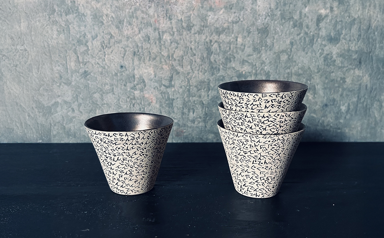 【萬古焼（ばんこやき）】表現技法で萬古焼に新風を吹き込むアーティスト谷口純一 象嵌技法（ぞうがんぎほう） 「ぐでんぐでんぐい呑」　【谷口純一　グイ呑み　1点もの　一珍　三重県 四日市市 四日市】