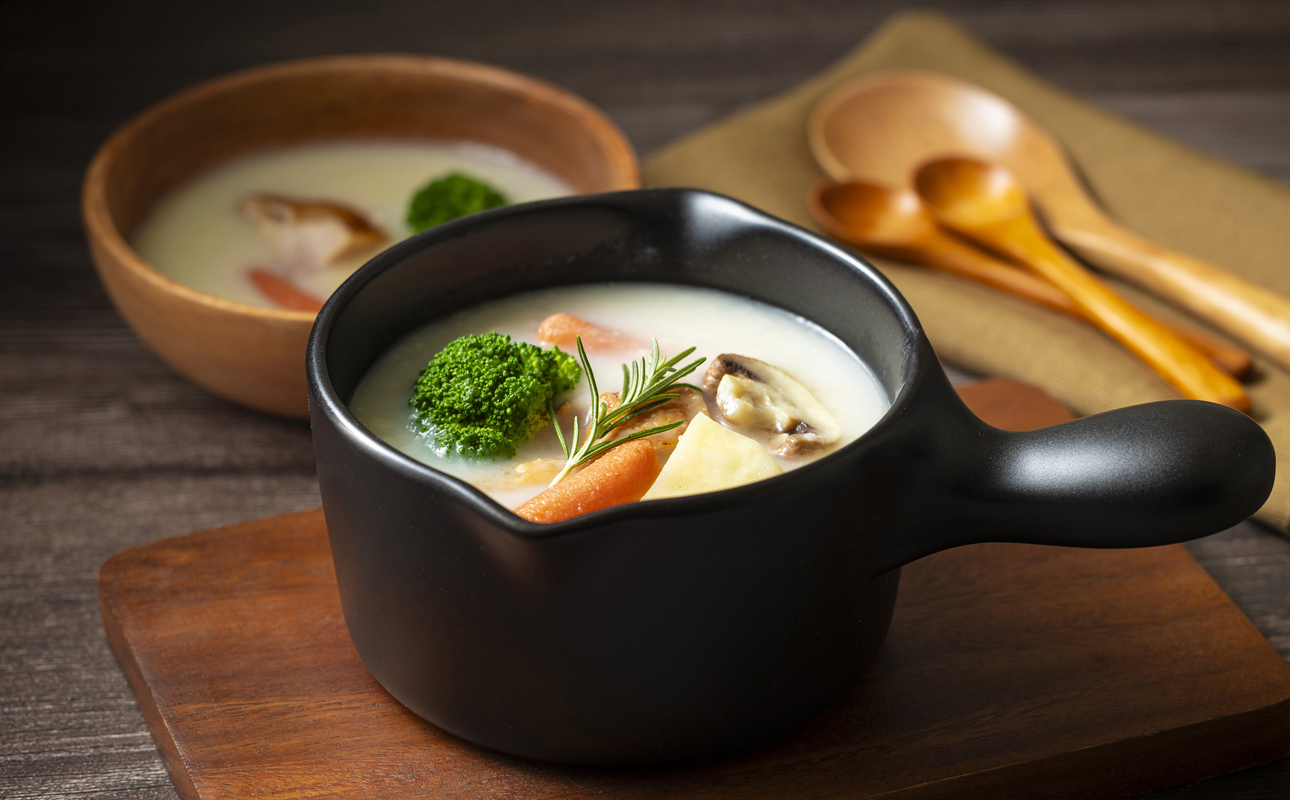 【萬古焼(ばんこやき)】Handmadeアート土鍋 弥生陶園　職人が一つ一つ丁寧に成形し焼き上げる、こだわりの土鍋ミルクパン　土鍋の国内生産80％のシェアを誇る伝統の萬古焼　TS-702　土鍋ミルクパン（黒釉）保温力・使い勝手抜群のミルクパン【スープ、温め、魚料理、肉料理、朝ごはん、朝食、野菜、簡単調理、保温、耐熱、省エネ、耐久性、人気、おすすめ、使いやすい、時短、食卓、旨み、うまみ、電子レンジ】