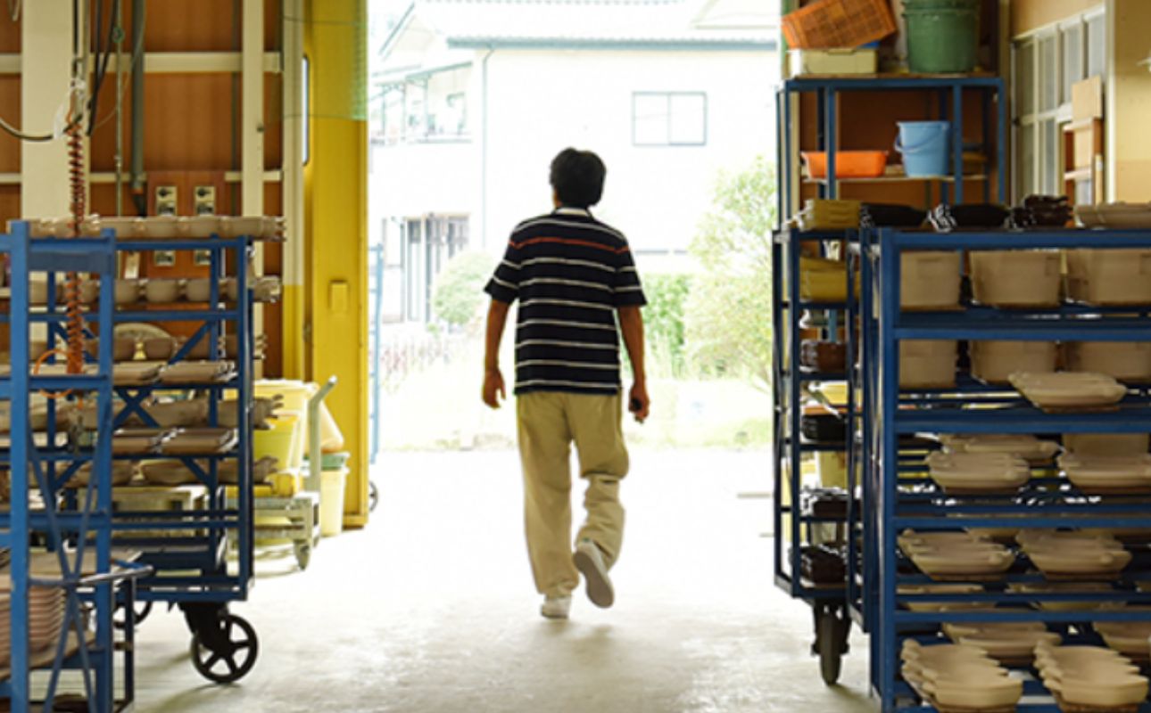 【萬古焼(ばんこやき)】Handmadeアート土鍋 弥生陶園　職人が一つ一つ丁寧に成形し焼き上げる、こだわりの土鍋　土鍋の国内生産80％のシェアを誇る伝統の萬古焼　TS-121 丸土鍋9号（黒釉）毎日の料理がもっと美味しく、1年中使いたくなる万能調理土鍋【萬古焼、ばんこやき、鍋、ごはん鍋、耐久性、人気、おすすめ、余熱調理、おいしい、使いやすい、耐熱調理、直火、蓄熱調理、節約、米、ごはん、旨み、うまみ】