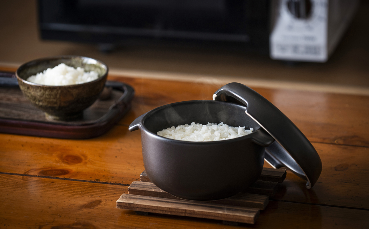 【萬古焼(ばんこやき)】Handmadeアート土鍋 弥生陶園　職人が一つ一つ丁寧に成形し焼き上げる、こだわりのおひつ　土鍋の国内生産80％のシェアを誇る伝統の萬古焼　TS-402　丸おひつ1合（黒釉）レンジで簡単 炊きたての味がよみがえる丸おひつ【萬古焼、ばんこやき、鍋、ごはん鍋、おひつ、省エネ、耐久性、人気、おすすめ、ごはんがおいしい、使いやすい、時短、耐熱調理、米、ごはん、旨み、うまみ、電子レンジ】