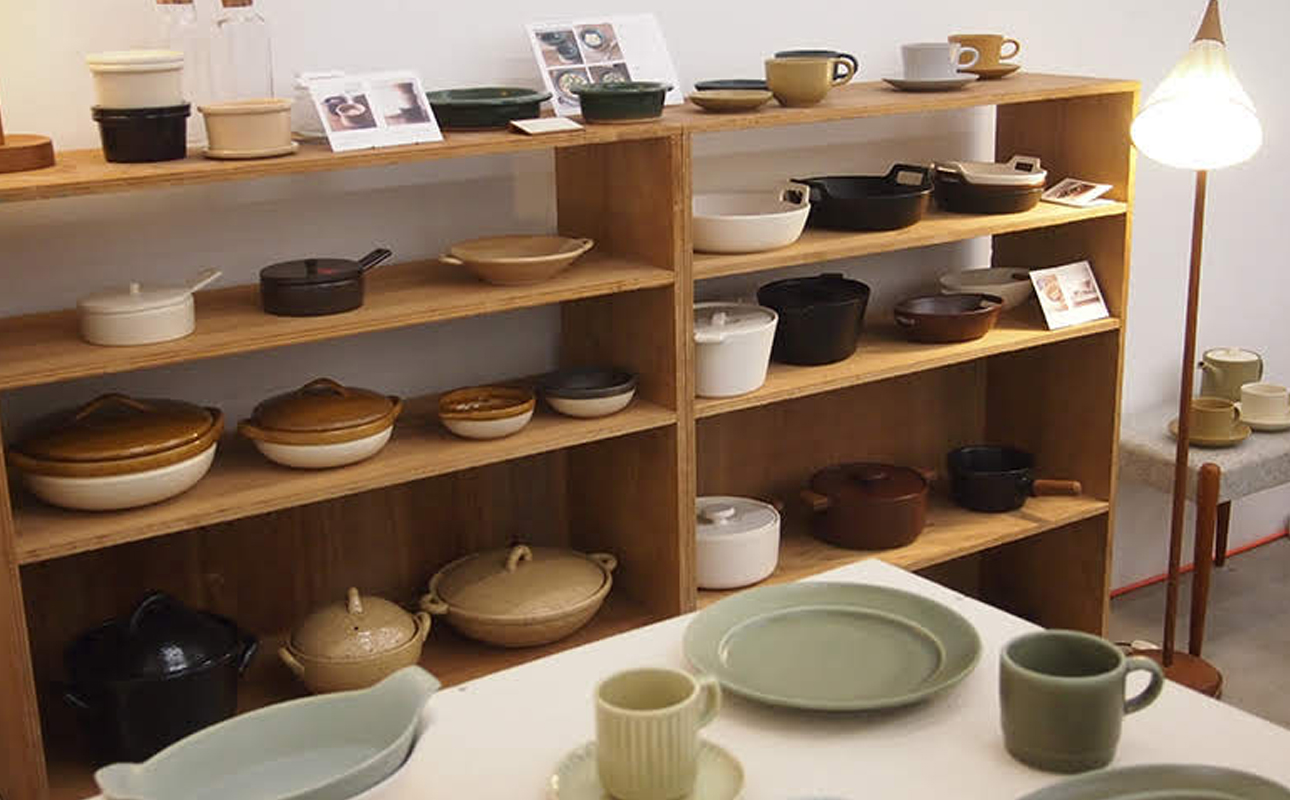 【萬古焼（ばんこやき）】コロンとかわいいフォルムで使い勝手の良いミルクパン 4th-market リコッタ　ミルクパン　蓋つき 黒 1個【鍋、土鍋、煮物、スープ、万能、おしゃれ、かわいい、結婚祝、出産祝、セット、贈答、普段使い、手作り、冬、煮込み、一人用、家庭用、一人暮らし、家族、ファミリー、新生活、スープ、三重県 四日市市 ふるさと納税】