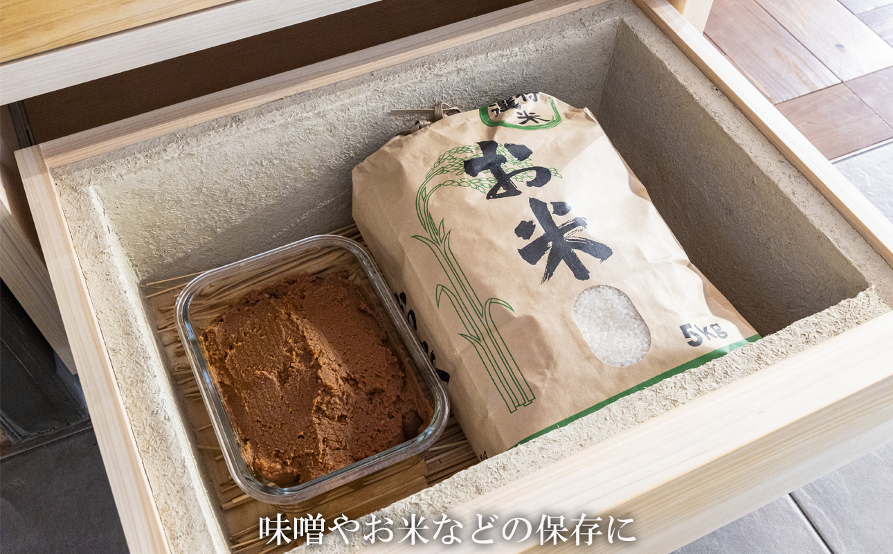 【ふるさと納税限定】SDGsのフロントランナー「土蔵」の保存力をキッチンチェストに。野菜、米、酒、味噌等、 常温保存の食品を調湿効果で環境にやさしく保存。「現代の名工」の左官職人と「ブランド木材」尾鷲（オワセ）ヒノキの木工家具職人のコラボで生まれた「土蔵キッチン・チェスト」 【BROOK、チェスト、キッチン、キッチン用品、木工家具、家具、インテリア、料理、野菜、長期保存、三重県、四日市市、ふるさと納税】