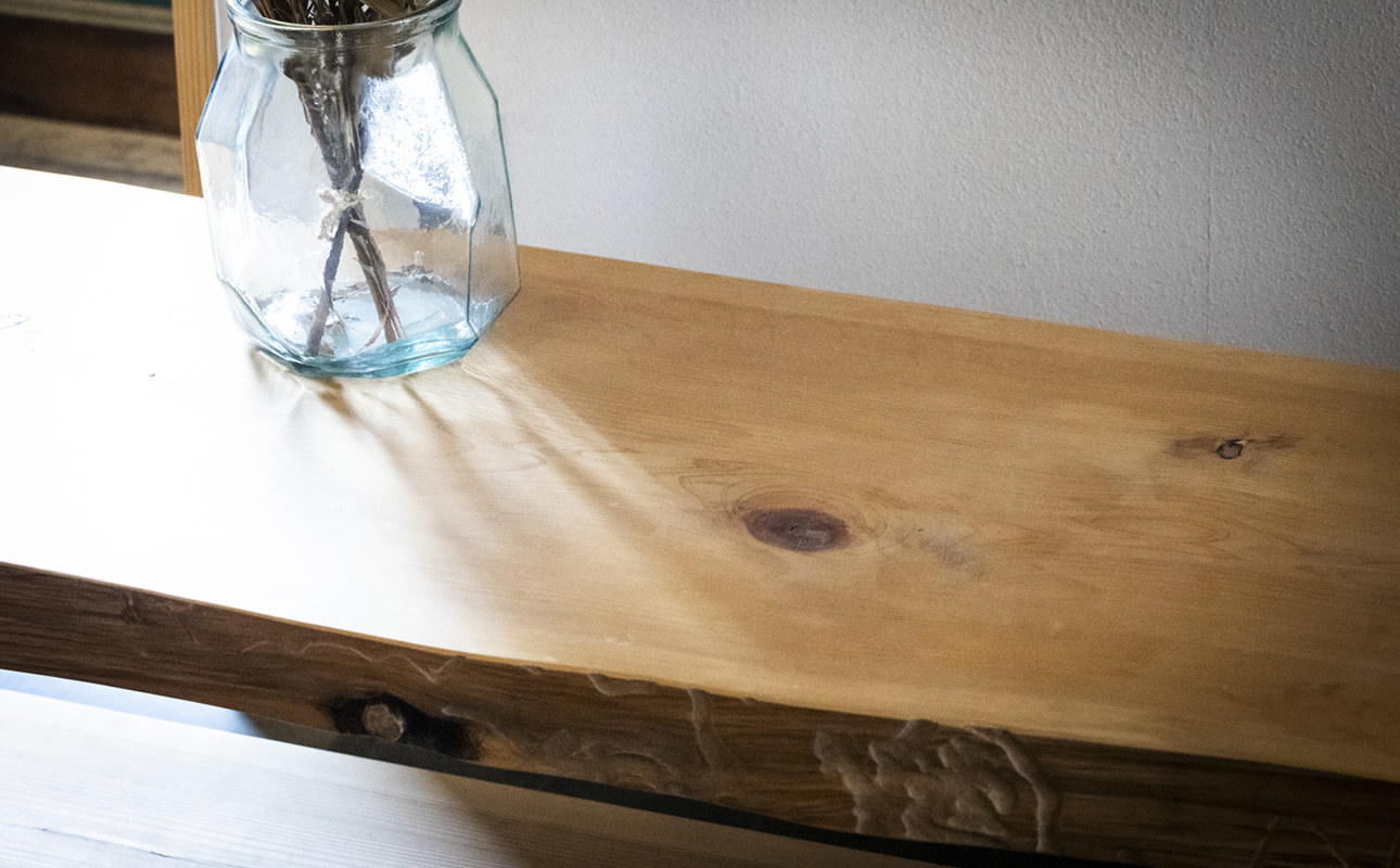 徳川御三家紀州藩の伝統を受け継ぐ三重県 尾鷲（オワセ）ヒノキ使用 BROOK 一枚板オーディオボード 長さ1,000×奥行350×高さ約400㎜　【家具 インテリア オーディオボード テレビ台 リビング 木製 伊勢 おすすめ ブランド メーカー オーダーメイド 手作り おしゃれ 木 ダイニング 家族 一人暮らし 脚 新生活 引越し 椅子 イス ブルック 三重県 四日市市 ふるさと納税】