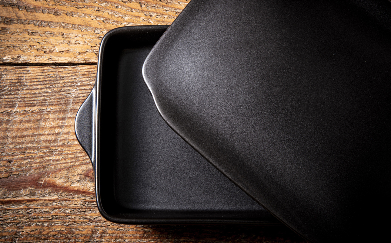 【萬古焼(ばんこやき)】Handmadeアート土鍋 弥生陶園　職人が一つ一つ丁寧に成形し焼き上げる、こだわりの逸品　土鍋の国内生産80％のシェアを誇る伝統の萬古焼　TS-802 グリラー（ウィング）（黒釉）鉄より軽い！手間いらずの耐熱陶器製「魚焼グリル対応のグリラー」【プレート、魚料理、肉料理、朝ごはん、朝食、目玉焼き、野菜、グラタン、アヒージョ、簡単調理、ペア、耐久性、人気、おすすめ、旨み、うまみ】