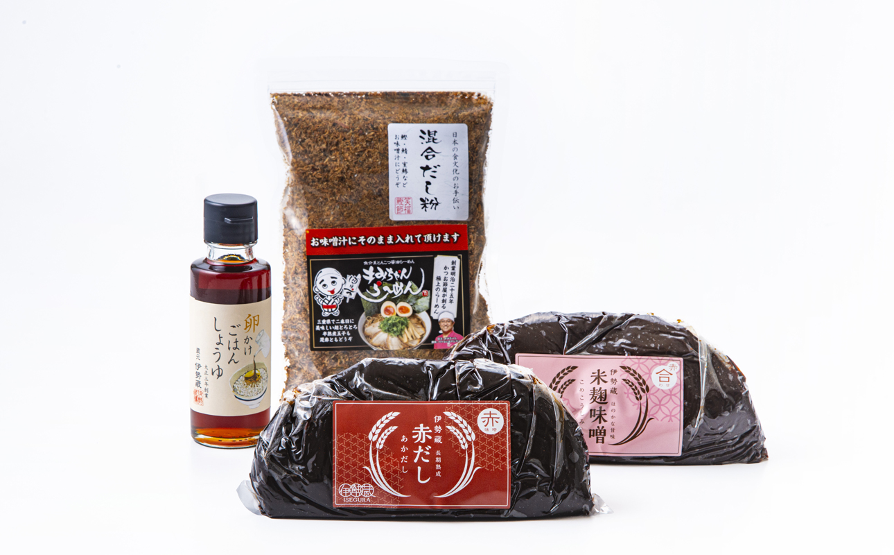 プラスティックやステンレスの桶とは異なる、「百年木桶」ならではの味わいを。創業100年以上続く、希少な木桶仕込みの究極の味噌と創業明治25年 福鰹屋の混合だしでつくる究極の味噌汁セット（赤だし500g、米麹味噌500g、混合だし粉150g、卵かけごはんしょうゆ100ml）【天然醸造、おすすめ、人気、プレミアム、高評価、詰め合わせ、ギフト、国産、調味料、料理、三重県、四日市市、ふるさと納税】