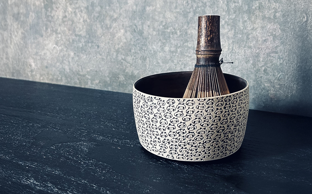 【萬古焼（ばんこやき）】表現技法で萬古焼に新風を吹き込むアーティスト谷口純一 象嵌技法（ぞうがんぎほう） 「パンダ抹茶茶碗」　【谷口純一　パンダ　熊猫　抹茶　1点もの　一珍　三重県 四日市市 四日市】