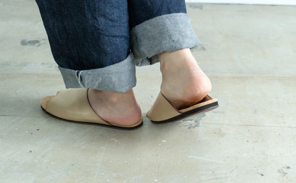 【4足セット】Made in Japanの高品質　ルームシューズの理想形。天然素材、静音性、高反発クッションで足にやさしい、 コルクでむれにくい、来客時も合成皮革とシンプルカラーのデザインで、さりげないセンスを！ 「バークオブケイ」コルクルームシューズ（3Ｌ・29.5cm・ブラック）