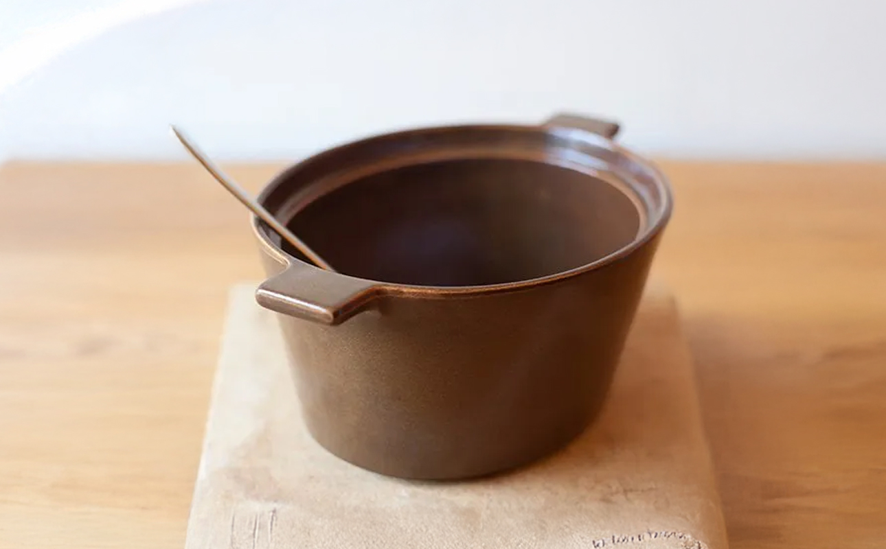 【萬古焼（ばんこやき）】楕円のデザインが斬新な西洋土鍋 4th-market コッタ オーバルキャセロール 白 1個【鍋、土鍋、煮物、スープ、万能、おしゃれ、かわいい、結婚祝、出産祝、セット、贈答、普段使い、手作り、冬、煮込み、一人用、家庭用、一人暮らし、家族、ファミリー、新生活、スープ、三重県 四日市市 ふるさと納税】