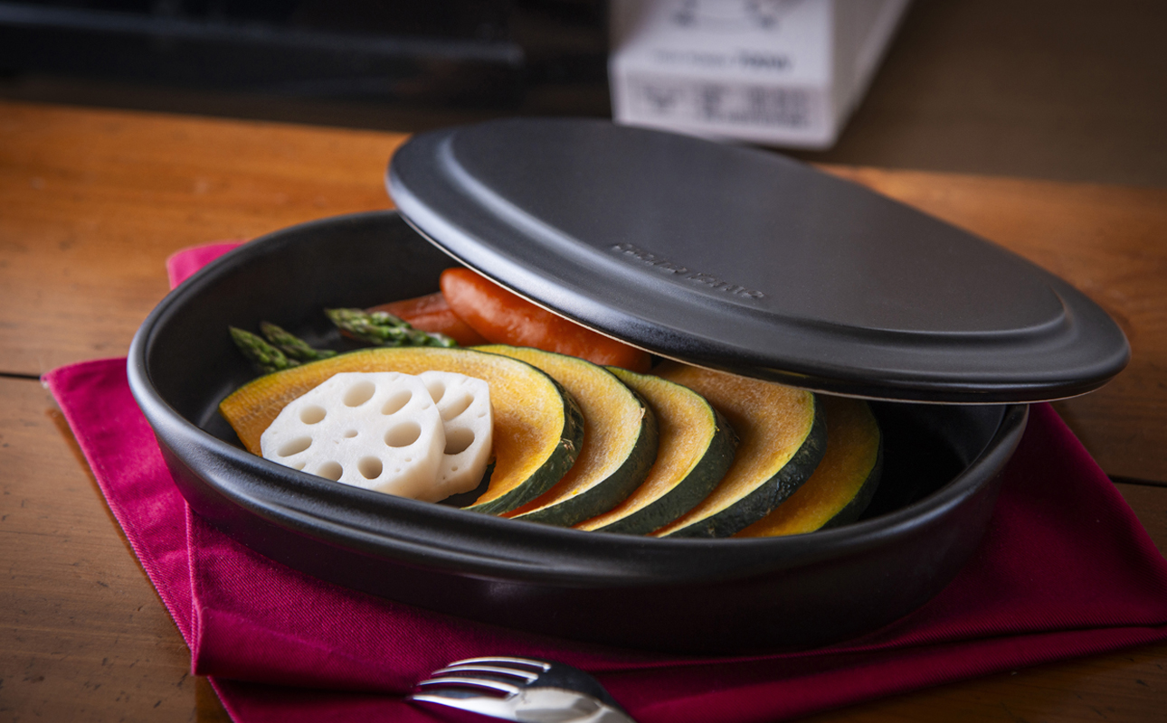 【萬古焼(ばんこやき)】Handmadeアート土鍋 弥生陶園　職人が一つ一つ丁寧に成形し焼き上げる、こだわりの逸品　土鍋の国内生産80％のシェアを誇る伝統の萬古焼　TS-802 グリラー（ウィング）（黒釉）鉄より軽い！手間いらずの耐熱陶器製「魚焼グリル対応のグリラー」【プレート、魚料理、肉料理、朝ごはん、朝食、目玉焼き、野菜、グラタン、アヒージョ、簡単調理、ペア、耐久性、人気、おすすめ、旨み、うまみ】