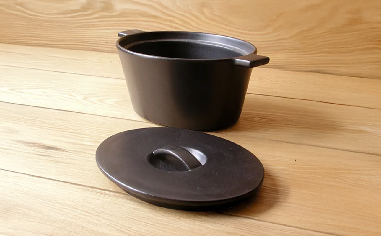 【萬古焼（ばんこやき）】楕円のデザインが斬新な西洋土鍋 4th-market コッタ オーバルキャセロール 黒 1個【鍋、土鍋、煮物、スープ、万能、おしゃれ、かわいい、結婚祝、出産祝、セット、贈答、普段使い、手作り、冬、煮込み、一人用、家庭用、一人暮らし、家族、ファミリー、新生活、スープ、三重県 四日市市 ふるさと納税】