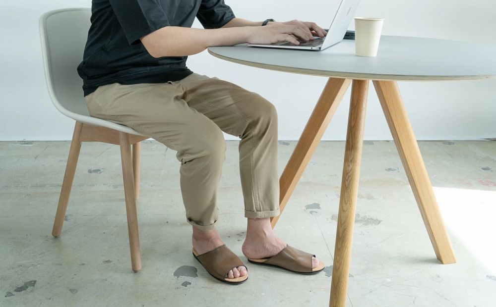 【4足セット】Made in Japanの高品質　ルームシューズの理想形。天然素材、静音性、高反発クッションで足にやさしい、 コルクでむれにくい、来客時も合成皮革とシンプルカラーのデザインで、さりげないセンスを！ 「バークオブケイ」コルクルームシューズ（3Ｌ・29.5cm・レッド）