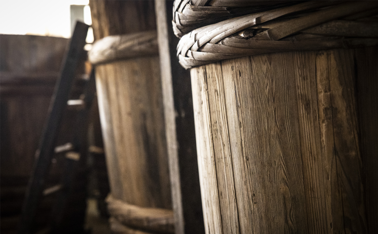 ãã©ã¹ãã£ãã¯ãã¹ãã³ã¬ã¹ã®æ¡¶ãšã¯ç°ãªãããçŸå¹Žæšæ¡¶ããªãã§ã¯ã®å³ãããã嵿¥100幎以äžç¶ããåžå°ãªæšæ¡¶ä»èŸŒã¿ã®äŒå¢è逿²¹3ç¹ã»ããïŒäžžå€§è±é€æ²¹900mlãã°ã«ãã³ããªãŒã ãã逿²¹900mlãçœé€æ²¹900mlïŒ ã倩ç¶éžé ãæ¬éžé ãæäœããèèãããããã人æ°ããã¬ãã¢ã ãé«è©äŸ¡ãæ¿åãåºèº«ãè©°ãåãããã®ãããå®¶åºçšãåœç£ãèª¿å³æã寿åžãç
®ç©ãå·å¥ŽãçŒéãæçãäžéçã忥åžããµãããšçŽçšã