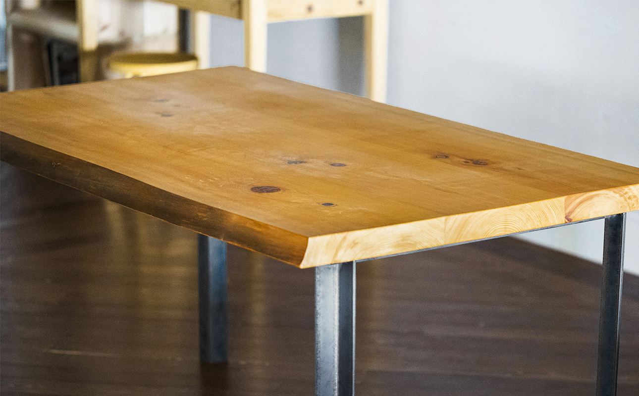 三重県 尾鷲（オワセ）ヒノキ使用、職人技「伊勢逢わせ」一枚板テーブル　幅1,500×奥行750～850×高さ約720㎜　【家具 インテリア 一枚板 おすすめ ブランド メーカー オーダーメイド 手作り おしゃれ 木 テーブル ダイニング 家族 一人暮らし 脚 天板 新生活 引越し 椅子 イス ブルック 三重県 四日市市 ふるさと納税】