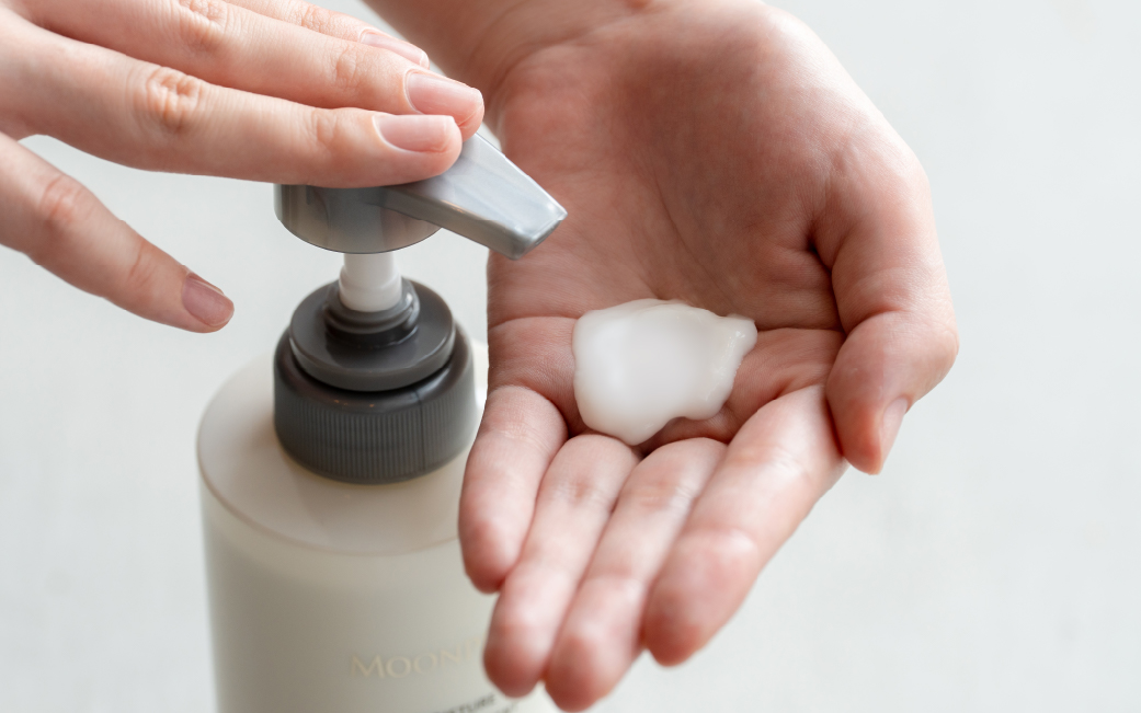 1529　ムーンパール　モイスチャー　ヘアケア 2点セット　ミキモトグループ 御木本製薬　シャンプー　トリートメント　伊勢志摩産真珠成分　伊勢志摩海藻成分　ノンシリコン　パラベンフリー　ホテルアメニティー　フローラルの香り　うるおい　ツヤ　エイジングケア　コシ　エイジングケア　コシ　まとまり