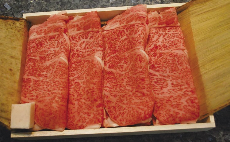 武藤牧場直売店 山嘉　【黒毛和牛】山嘉牛　すきやき710g　国産　牛肉　赤身　極上ロース　モモ　ウデ　ミックス　上質　贈答　ギフト　おすすめ　グルメ　c_24