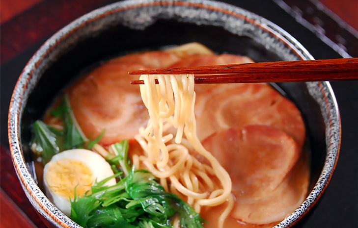 ad04　陣田屋商店　カレーうどん（生麺）黒カレーうどん（半生麺）極細そば（乾麺）とんこつラーメン（生ラーメン）うどん（乾麺）の5種類セット