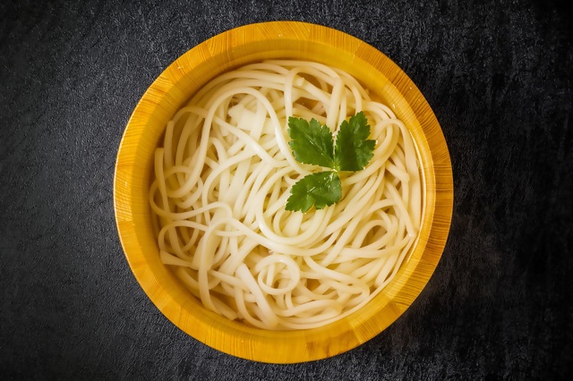 ad04　陣田屋商店　カレーうどん（生麺）黒カレーうどん（半生麺）極細そば（乾麺）とんこつラーメン（生ラーメン）うどん（乾麺）の5種類セット