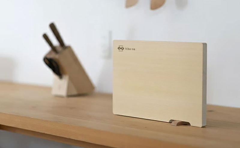 青森ひばの軽量まな板 スタンド付き M 木製 青森ひば 青森ヒバ 木工品 卓上 国産 キッチン用品 調理器具 アウトドア キャンプ カットボード カッティングボード 梅沢木材工芸社