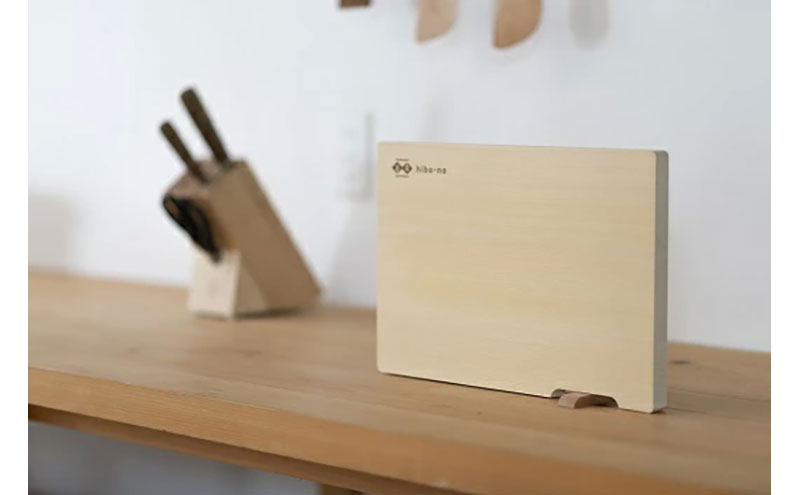 青森ひばの軽量まな板 スタンド付き S 木製 青森ひば 青森ヒバ 木工品 卓上 国産 キッチン用品 調理器具 アウトドア キャンプ カットボード カッティングボード 梅沢木材工芸社